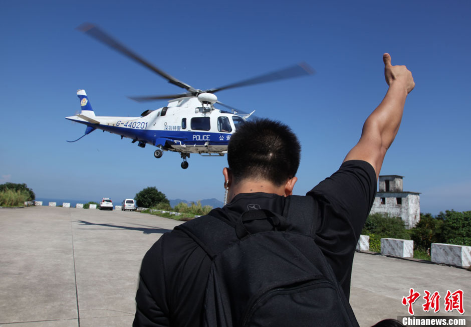 深圳警用直升机演练处置突发交通事故