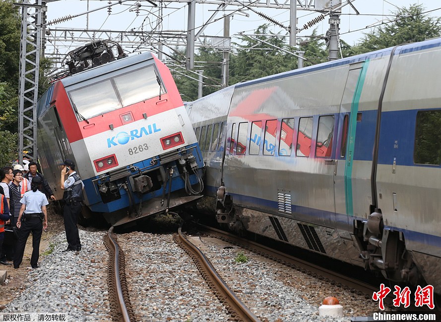 韩国发生列车追尾导致脱轨事故