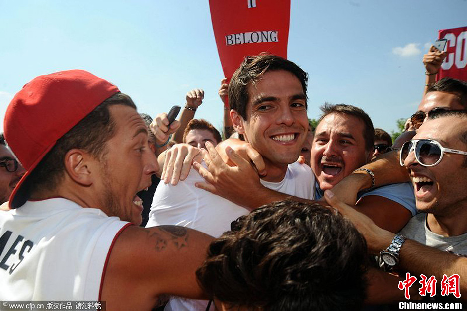 卡卡回归AC米兰 圣西罗王子受到球迷热烈欢迎
