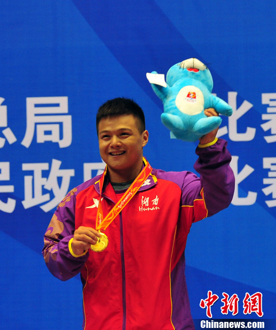 全运会男子56公斤级举重比赛龙清泉获得冠军