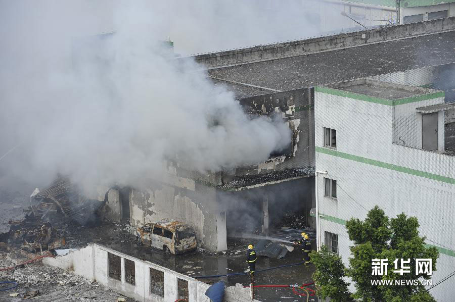 广州西槎路一仓库爆炸引发大火 已致4死14伤