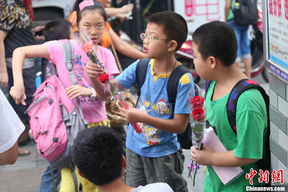 广西柳州:教师节环保纸花受学生热捧