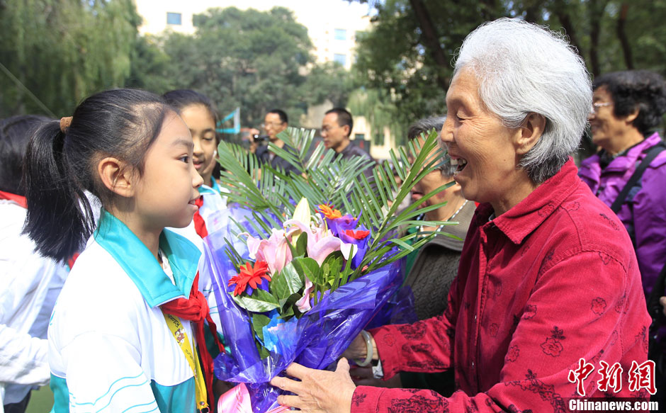 青海小学生向退休老教师献花