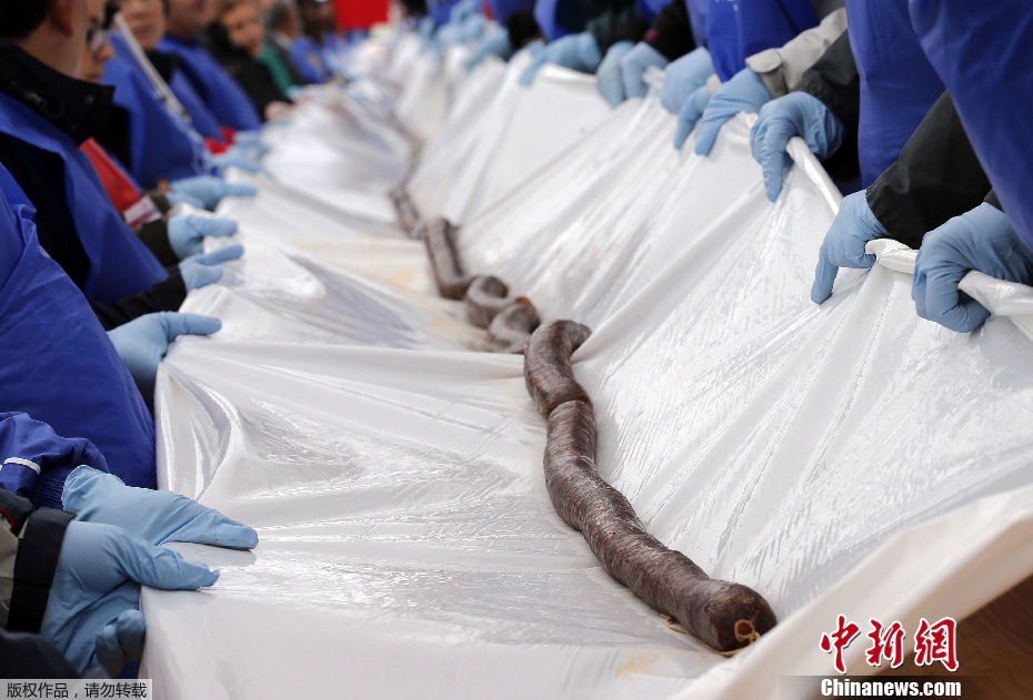 西班牙打造世界最长血香肠 重200公斤长达17