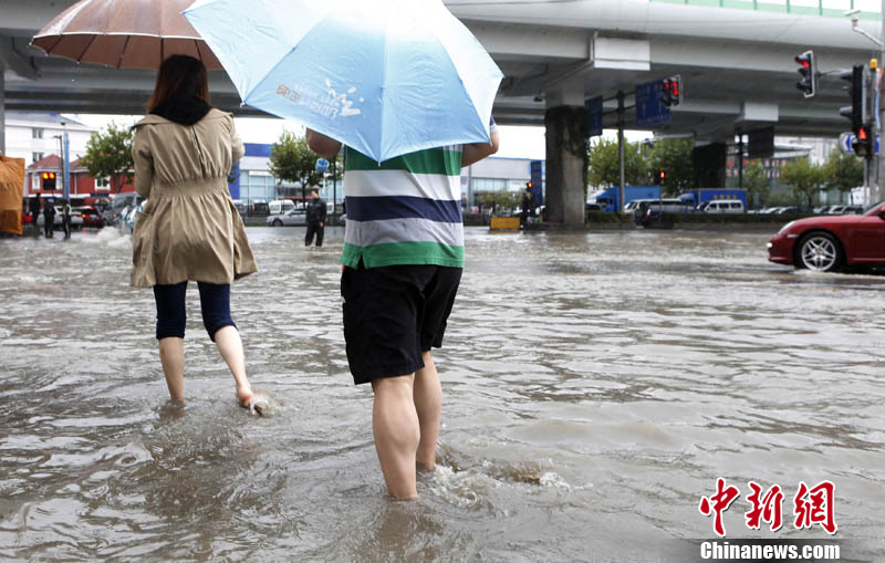 上海遭受暴雨袭击道路积水严重 交通严重受阻