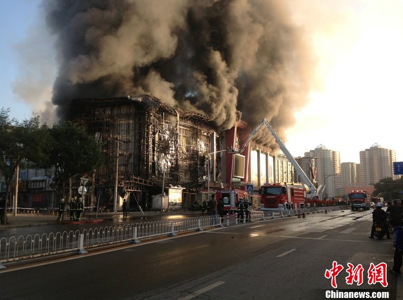 北京一商场发生火灾 消防员击碎玻璃幕墙扩大