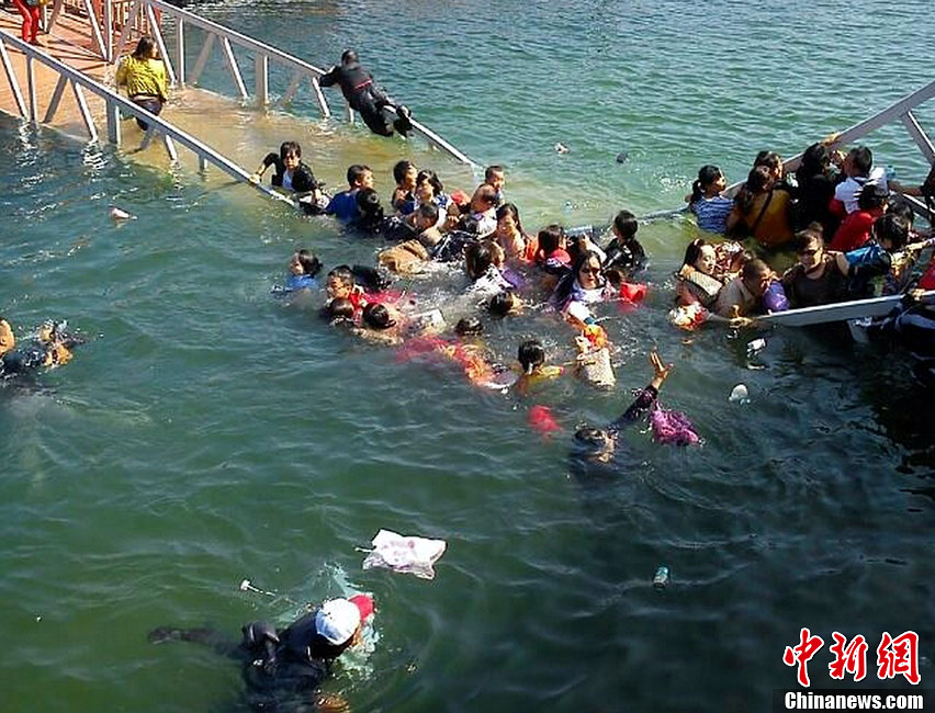 江西庐山景区游人爆满致桥梁断裂 数十人落水