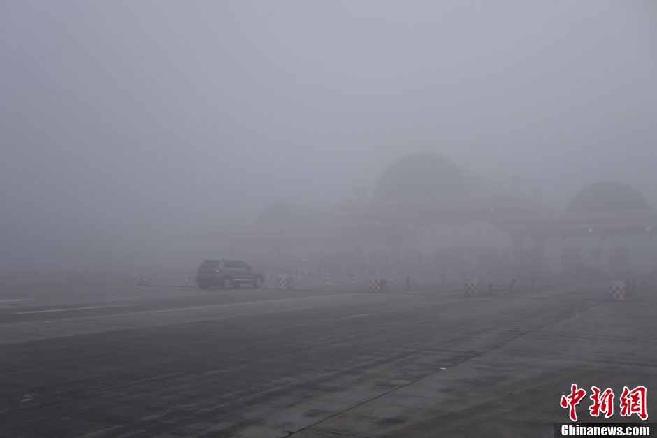 内蒙古包头部分地区大雾弥漫 能见度极低