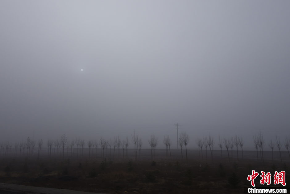 内蒙古包头部分地区大雾弥漫 能见度极低