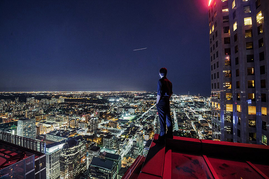 加男子惊险攀爬300米高楼拍城市壮景
