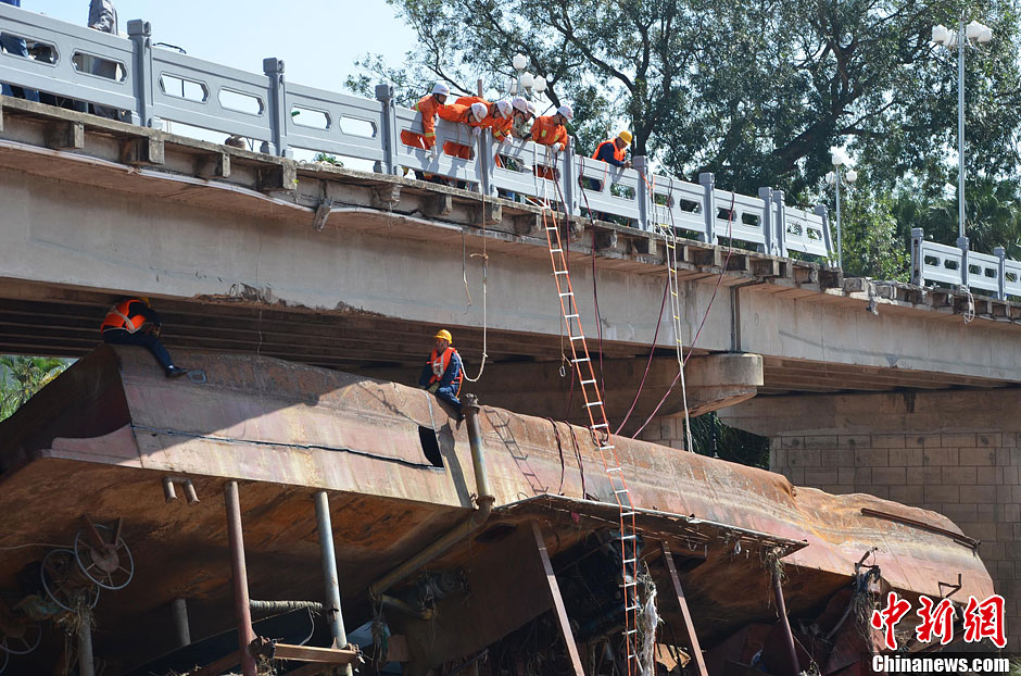 广西对冲撞中越友谊大桥的失控抽沙船拆除救援