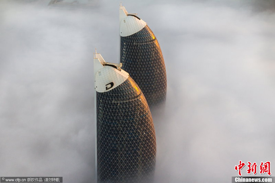 季节性浓雾笼罩迪拜 宛如云中城