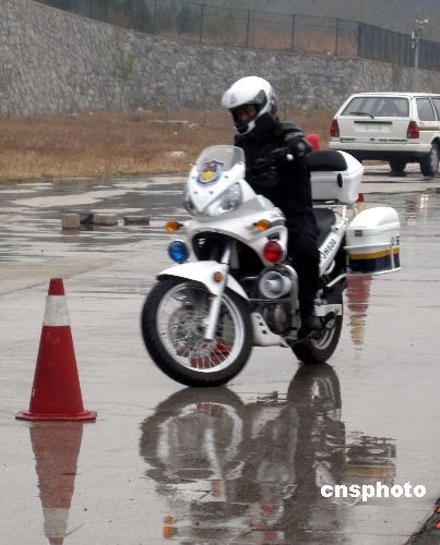 图:北京警方摩托车巡逻队进行技巧训练