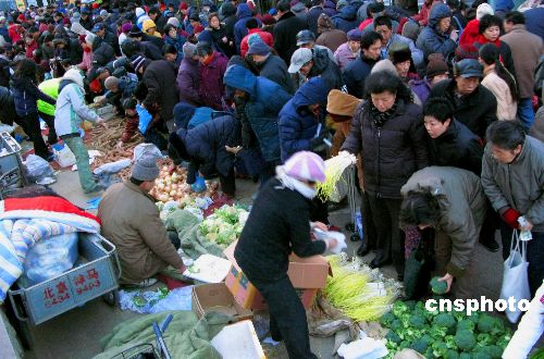 图:南方雪灾影响食品价格 北京早市人头攒动