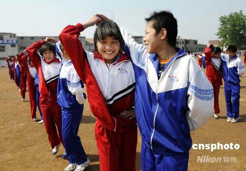 图:山东枣庄中小学生跳起校园集体舞迎奥运(3