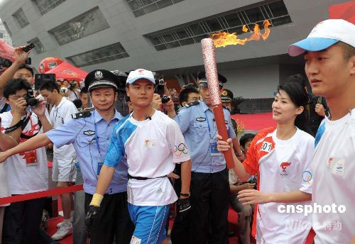 图:首棒火炬手李娜在安徽国际会展中心起跑