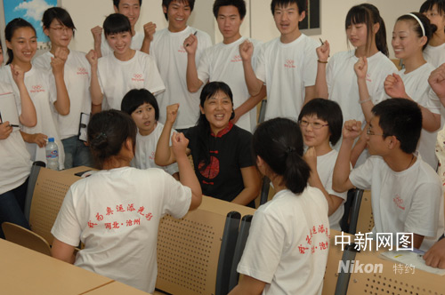 图:河北沧州奥运志愿者接受英语礼仪培训