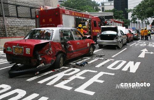 图:香港中区花园道发生车祸 1人死亡多人受伤