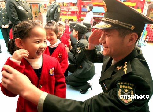 图:驻港部队官兵探访香港幼稚园