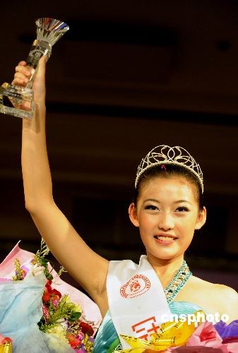 图:十六岁少女获世界超模大赛中国区冠军