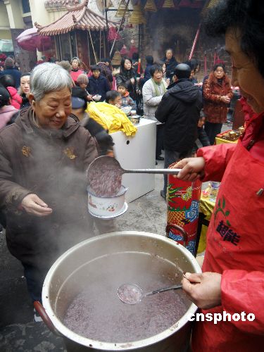 图:湖北宜昌市民三峡古佛寺里喜吃腊八粥