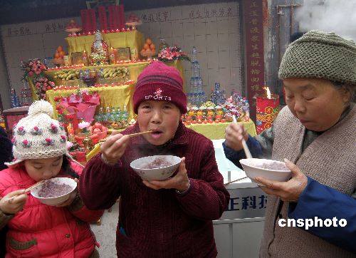 图:湖北宜昌市民三峡古佛寺里喜吃腊八粥