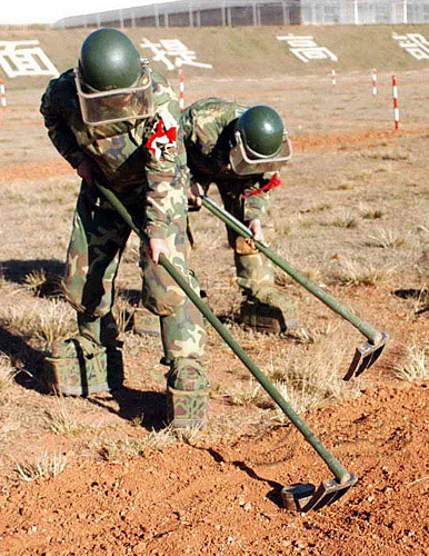 图:中国赴黎巴嫩维和工兵扫雷装备揭密(6)