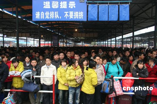 图:湖南衡阳火车站全力迎战春运客流高峰