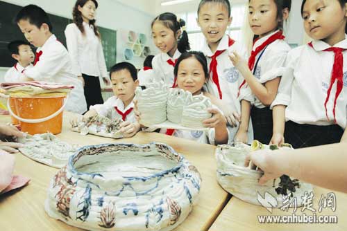 图:武汉一小学投资20万元教学生玩泥巴