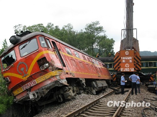 图:广西柳城境内发生载客列车脱轨事故