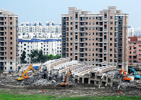 图:上海倒楼拆除工作重新开始