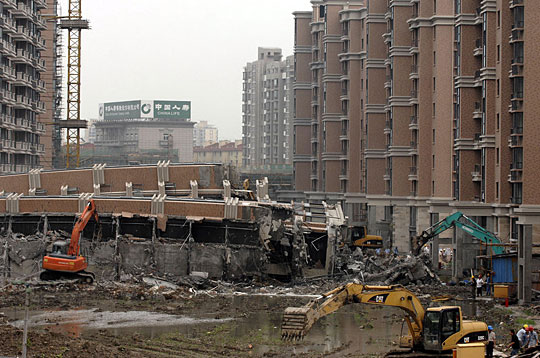 图:上海倒楼拆除工作重新开始(3)