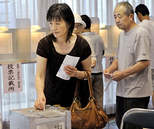 图:日本众议院选举开始投票
