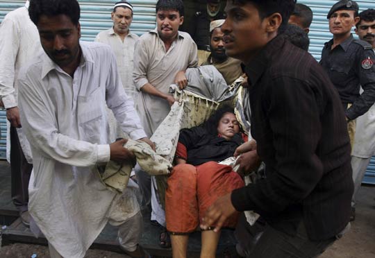 巴基斯坦数百人争抢免费食物引起踩踏