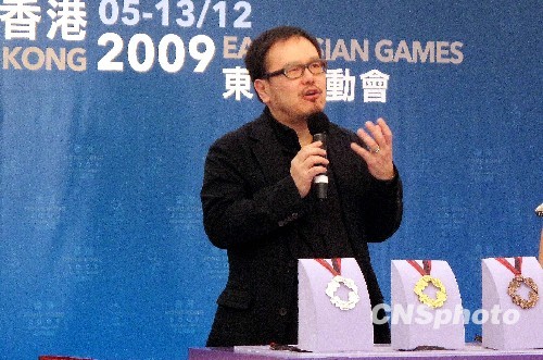 图:东亚运动会奖牌设计师刘小康展示奖牌