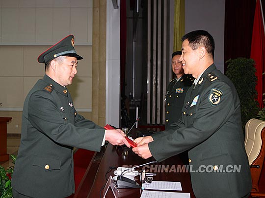 广州军区授予首批高级士官一二级军士长军衔