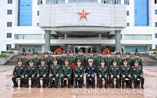 广州军区授予首批高级士官一二级军士长军衔(