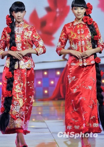 组图:靓模展示中国式传统婚礼服饰作品