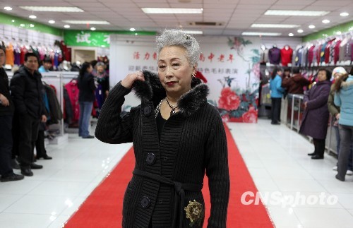 图:北京社区老人商场秀服装(2)
