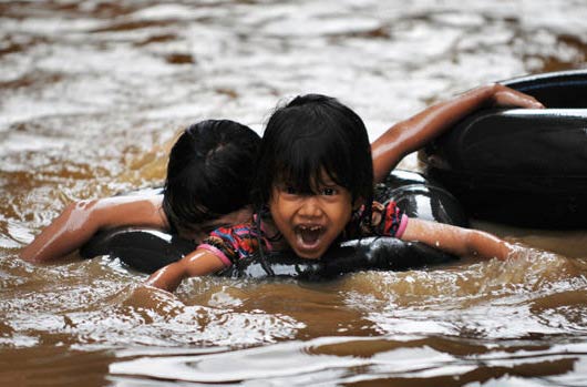 印尼遭遇洪水袭击 数千居民撤离家园