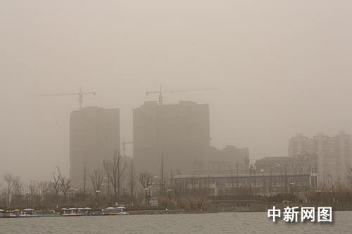 图:浮尘天气袭击江苏盐城