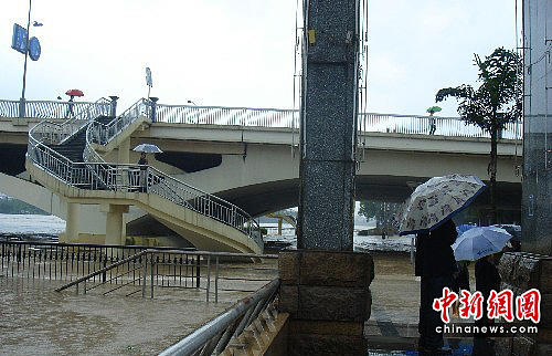 桂林发布暴雨红色预警信号 超警戒水位
