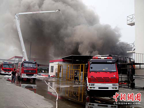 图:江苏泰州LG公司仓库着火 无人员受伤(3)