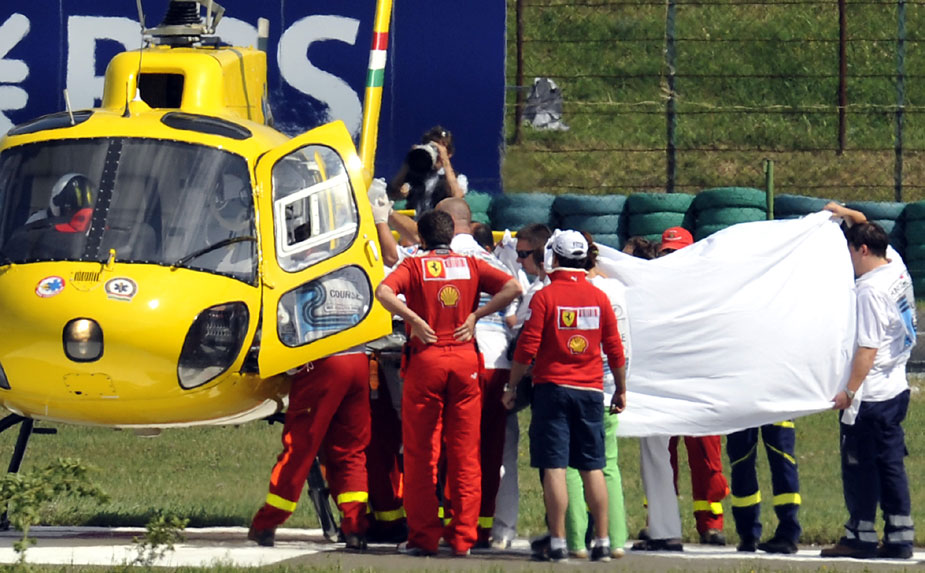 中新网高清图-巴西车手马萨F1排位赛撞轮胎墙