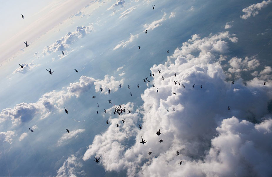 中新网高清图-美国高空跳伞欲创新世界纪录