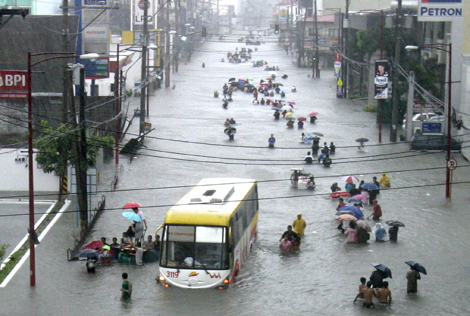 中新网高清图-凯萨娜袭菲 马尼拉大水淹城
