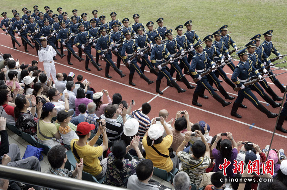 中新网高清图-香港市民争睹驻港部队三军仪仗