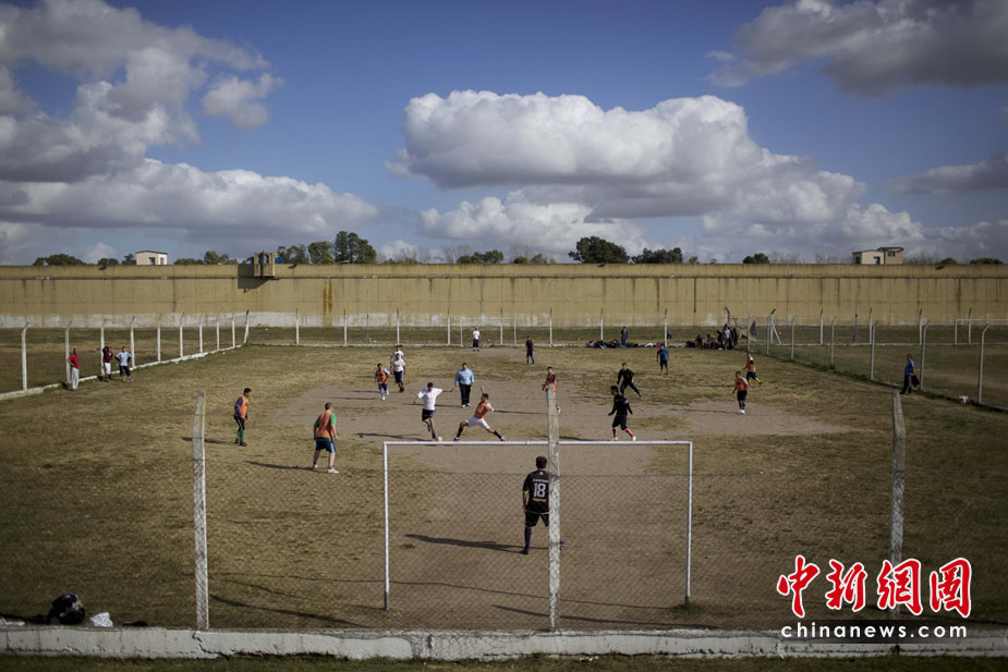 中新网高清图-阿根廷举行监狱足球赛 迎接世界