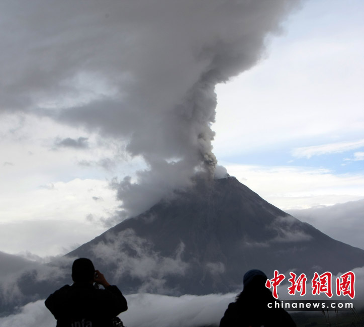 中新网高清图-危地马拉和厄瓜多尔火山爆发 居