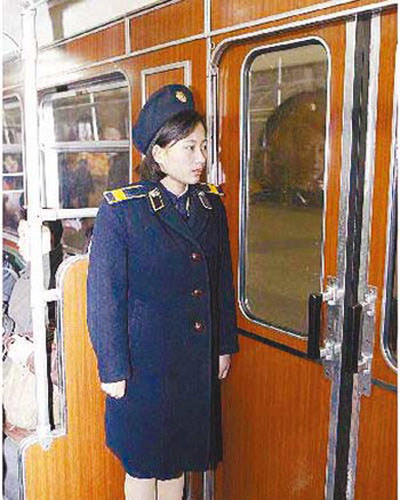 图片频道-图集:揭秘朝鲜女性的职业装